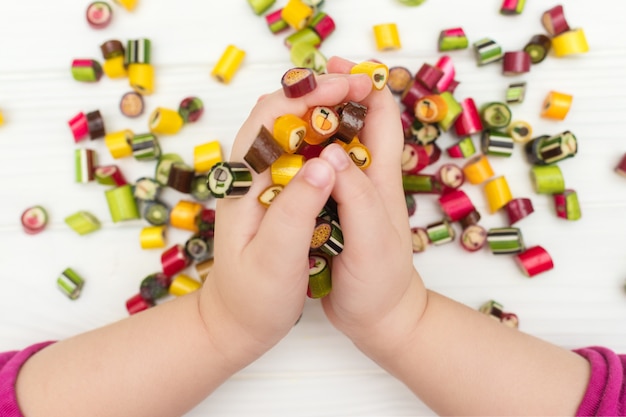 Un caramelo de color caramelo en manos de niños