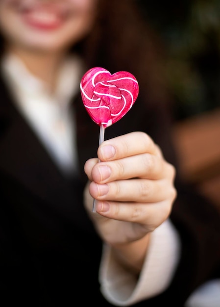 Foto caramelo en forma de corazón dulzura para san valentin macro lollipop