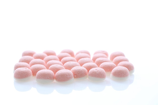 Caramelo de gelatina rosa aislado en fondo blanco