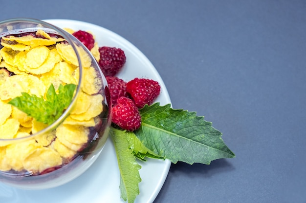 Caramelo de leche cremoso con frambuesas y copos de maíz. de cerca