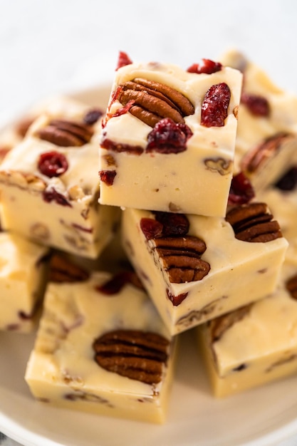 Caramelo de nueces de arándano y chocolate blanco casero