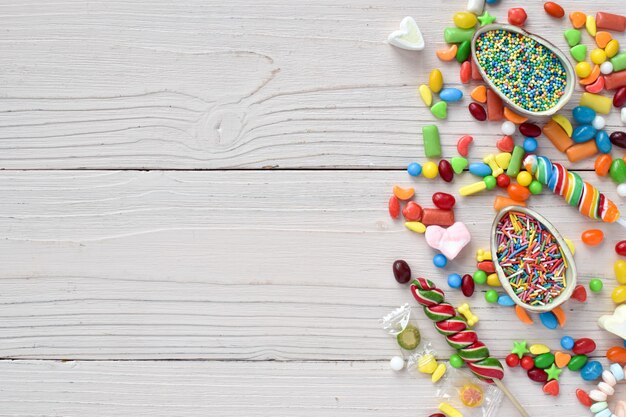 Caramelo sobre un fondo de madera. Pascua de Resurrección.