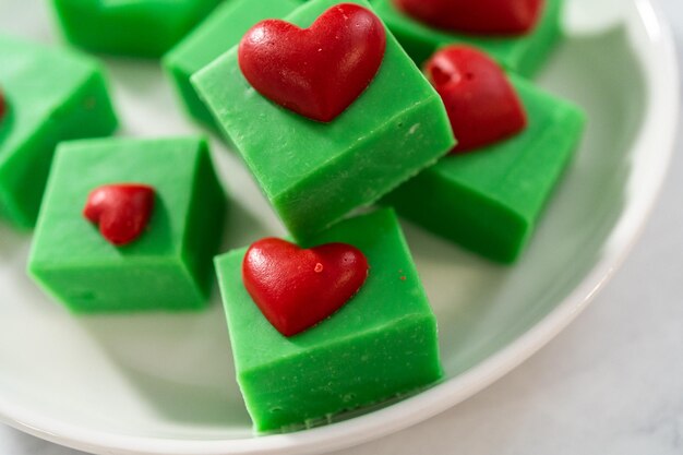Caramelo verde com corações vermelhos