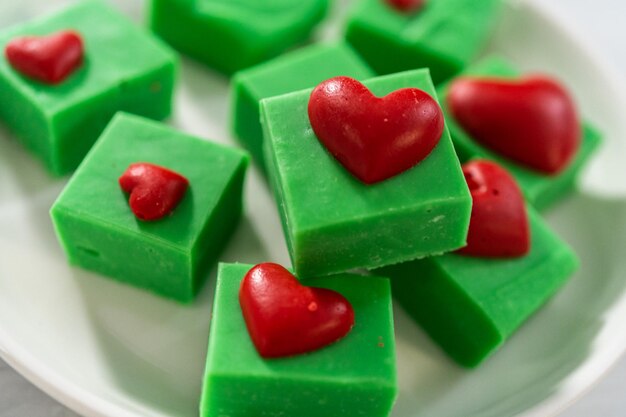 Caramelo verde com corações vermelhos