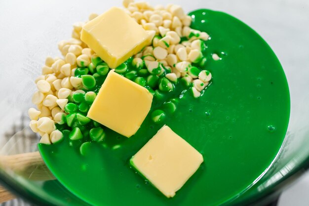 Caramelo verde com corações vermelhos