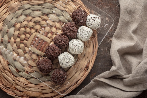 Foto caramelos caseros de chocolate crudo