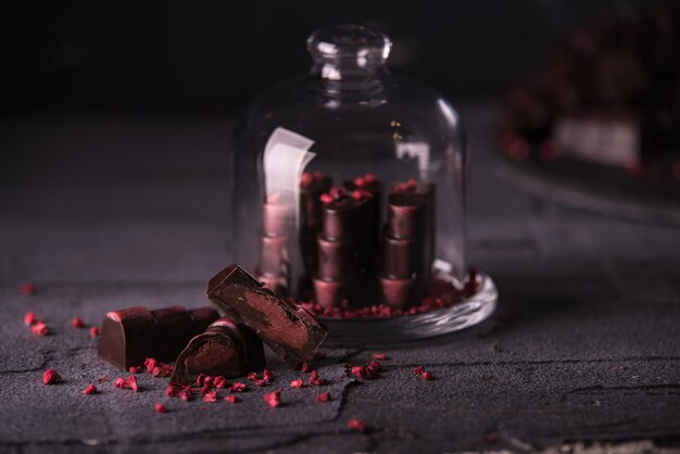 Caramelos caseros de chocolate con relleno de frambuesa