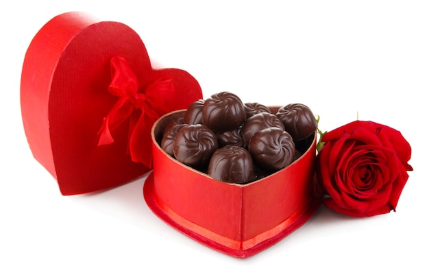 Caramelos de chocolate en caja de regalo, aislado en blanco