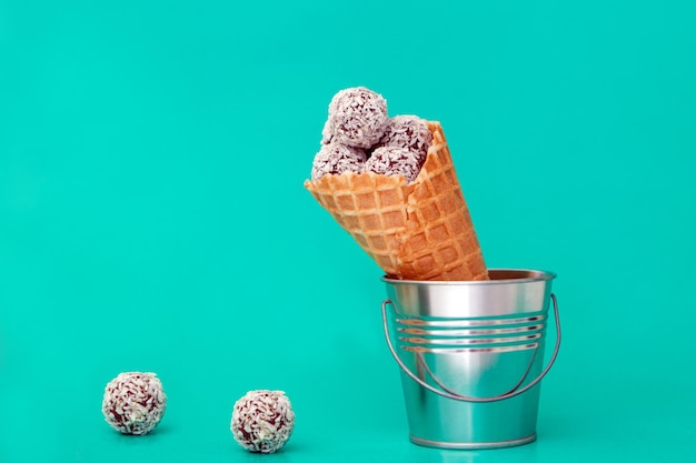 Caramelos de chocolate en conos de helado mini helado en callos de waffle con bombones de colores vívidos