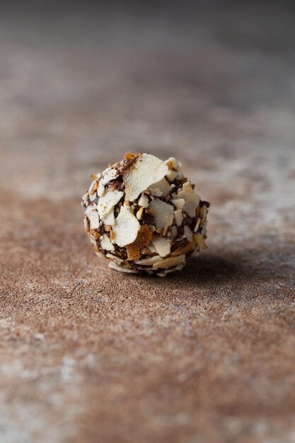 Caramelos de chocolate Delicioso postre Trufa de chocolate en migas de galleta Fotografía macro de dulce