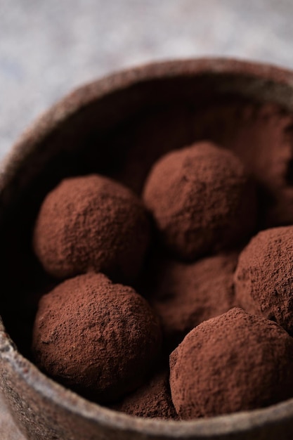 Caramelos de chocolate Delicioso postre Trufas de chocolate en cacao Fotografía macro de dulces