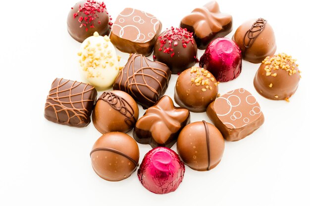 Caramelos de chocolate gourmet surtidos de diferentes formas y colores.