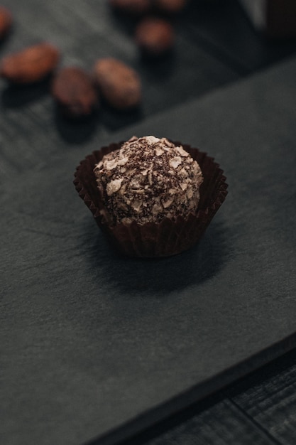 Foto caramelos de chocolate hechos a mano naturales hechos de ingredientes orgánicos concepto de dieta de alimentos crudos estilo rústico