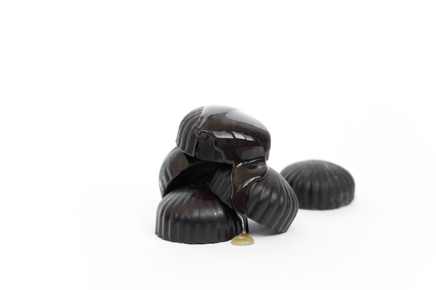 Caramelos de chocolate con macro de chocolate derretido aislado en un