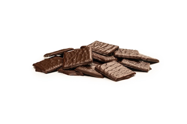 Caramelos de chocolate oscuro aislado sobre un fondo blanco.