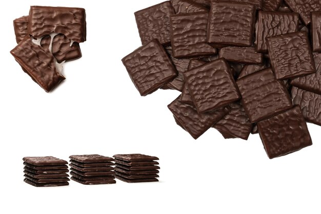 Caramelos de chocolate oscuro aislado sobre fondo blanco.