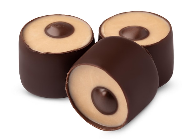 Caramelos de chocolate praliné aislado sobre fondo blanco.