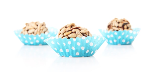 Caramelos de chocolate con semillas de girasol, aislado en blanco