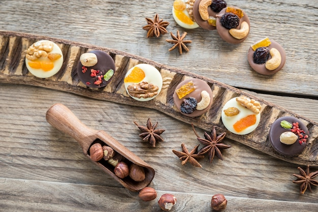 Caramelos de chocolate suizo con nueces y frutos secos.