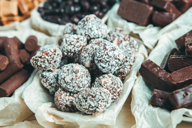 Caramelos de chocolate surtidos sobre fondo de madera