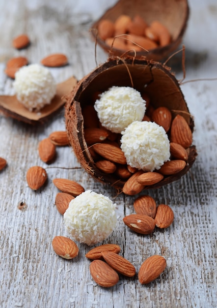 Caramelos de coco con almendras en cáscara de coco.