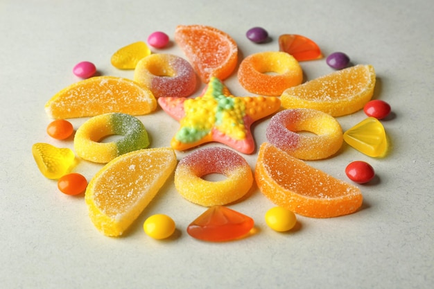 Caramelos de colores bellamente dispuestos sobre fondo claro