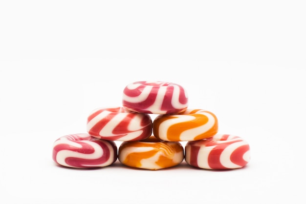 Foto caramelos de colores sobre blanco