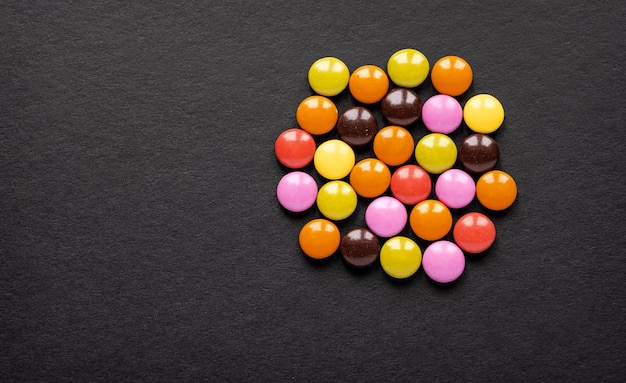 caramelos de colores sobre fondo negro