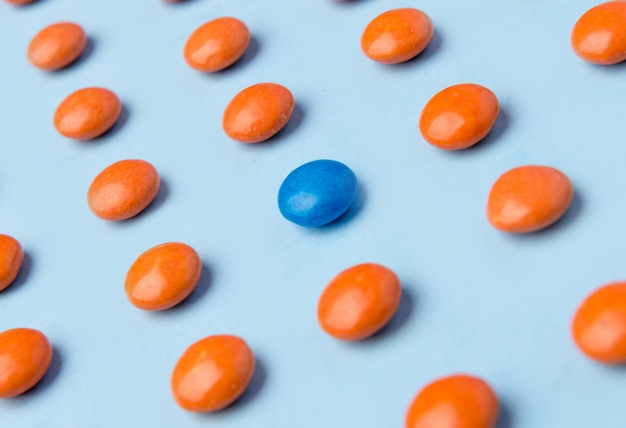 Caramelos coloridos dulces sobre fondo azul de la tabla.