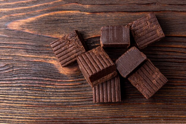 Caramelos de chocolate em mesa de madeira