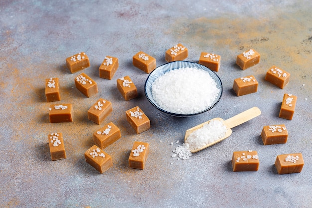 Caramelos de dulce de azúcar con caramelo salado sabroso con sal marina, vista superior