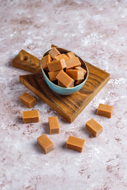 Foto caramelos de dulce de azúcar con caramelo salado sabroso con sal marina, vista superior