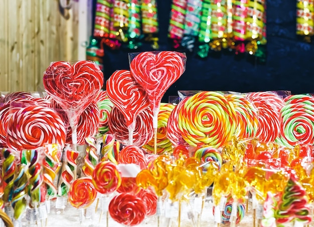 Caramelos dulces en el mercado navideño de Vilnius en Lituania.