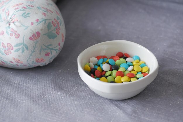 Caramelos dulces multicolores en un recipiente de cerca