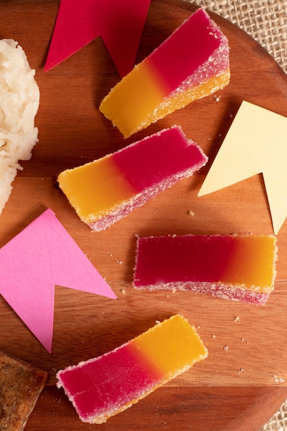 Caramelos de frutas de gelatina brasileña sobre la mesa.