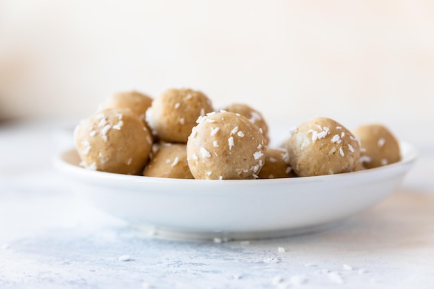 Caramelos de garbanzos y mantequilla de maní Bolas energéticas Postre crudo saludable sin azúcar Trufas veganas