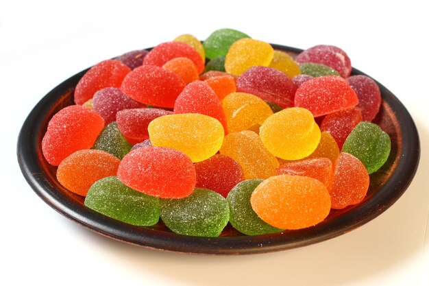 Caramelos de gelatina de dulces de colores en un plato
