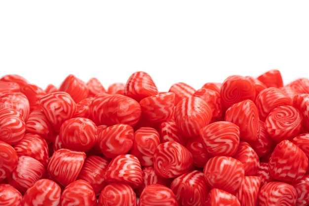 Caramelos gomosos sabrosos redondos rojos aislados en un fondo blanco