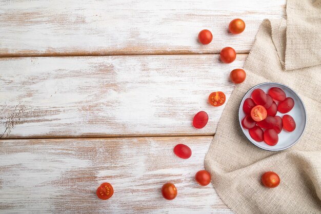 Caramelos de jalea de tomate sobre fondo blanco de madera