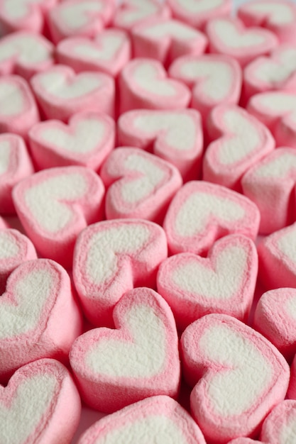 Caramelos de malvavisco en forma de corazón rosa y blanco