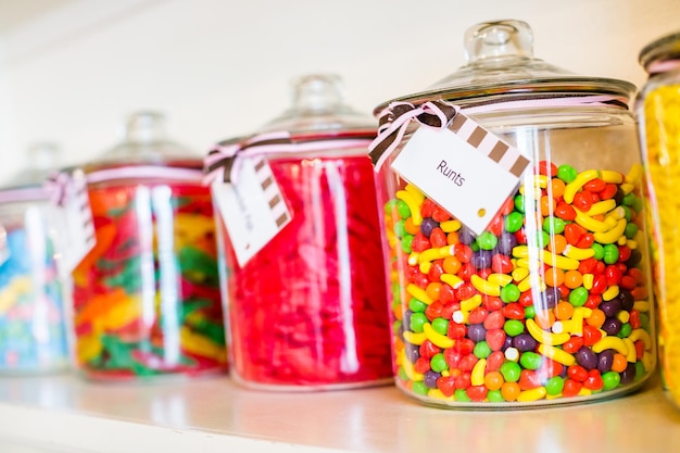 Caramelos multicolores en exhibición en la tienda de golosinas.