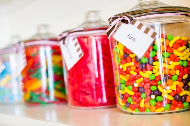 Caramelos multicolores en exhibición en la tienda de golosinas.