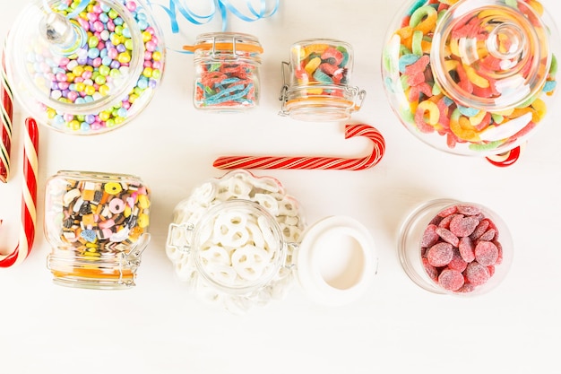 Foto caramelos multicolores sobre una mesa blanca.