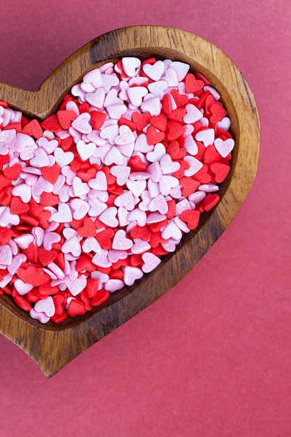 Caramelos rojos y blancos en forma de corazón para decorar postres y tartas.