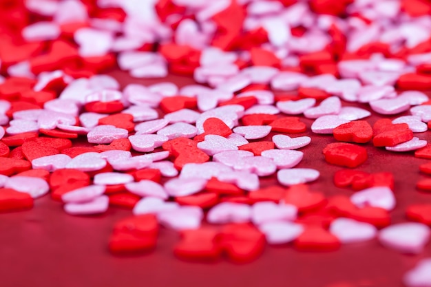 Caramelos rojos y blancos en forma de corazón para decorar postres y tartas.