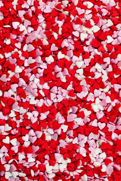 Caramelos rojos y blancos en forma de corazón para decorar postres y tartas.