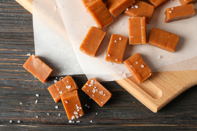 Caramelos salados en el espacio de madera, de cerca