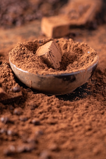 Foto caramelos de trufa de chocolate en cacao en polvo, mantequilla de chocolate natural, postre, dulces, comida, merienda