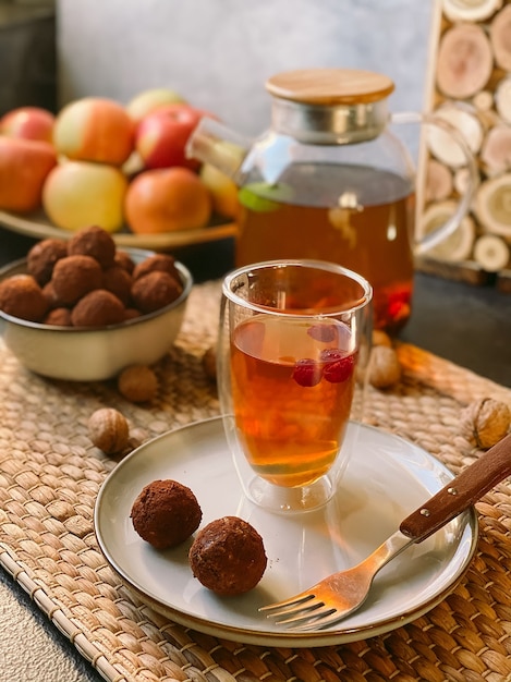 Caramelos de trufa cruda en un plato con té