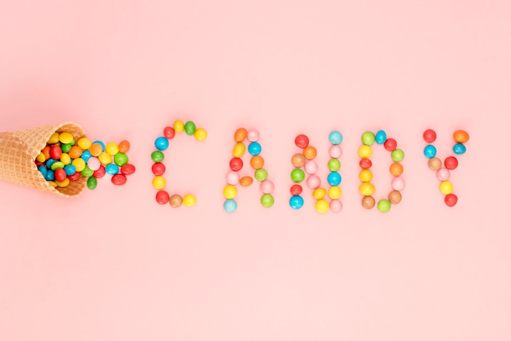 Foto caramelos de varios colores contra un fondo blanco